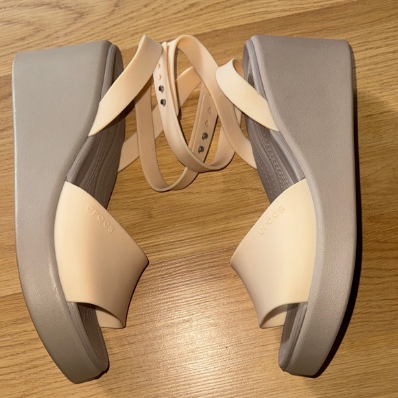 CROCS size 9 Women's Brooklyn Cream Wedge Sandals like new worn once - Picture 4 of 7